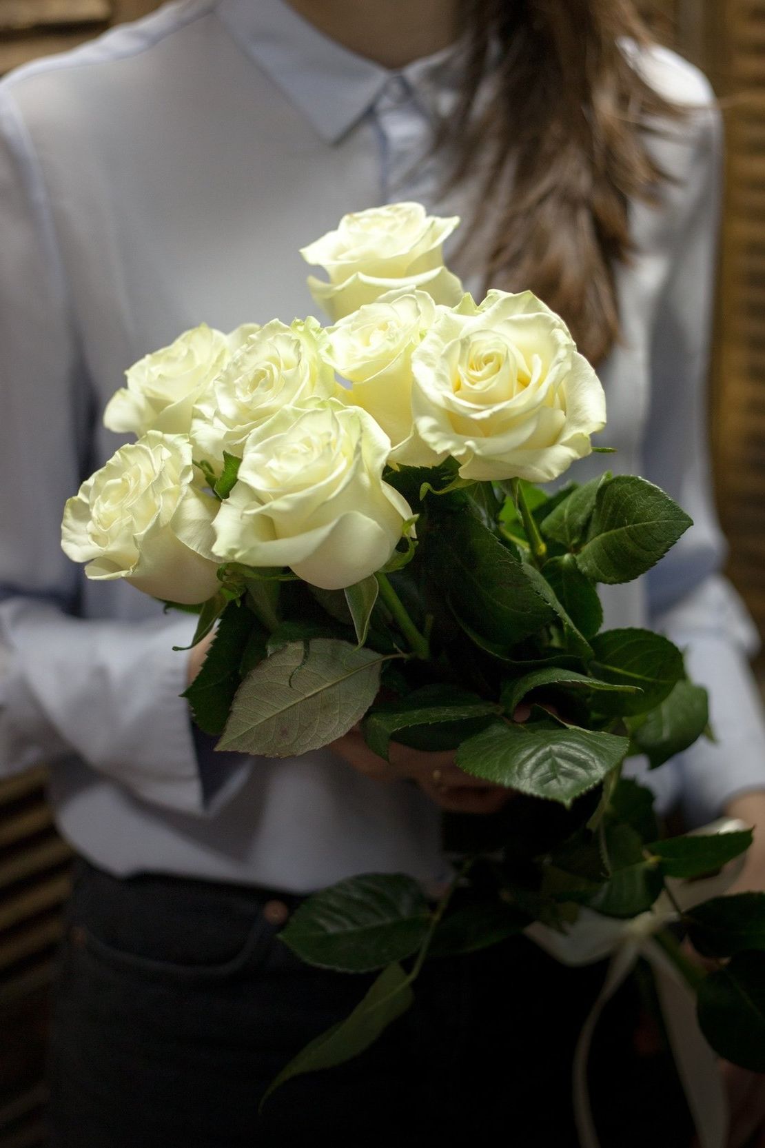 шляпная коробка с розами и гипсофилой для подарка в Прокопьевске