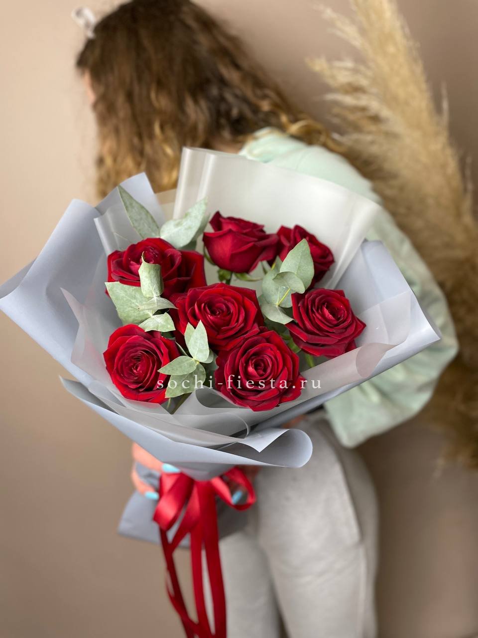 букет из 51 розы с упаковкой в крафтовую бумагу для местного заказа