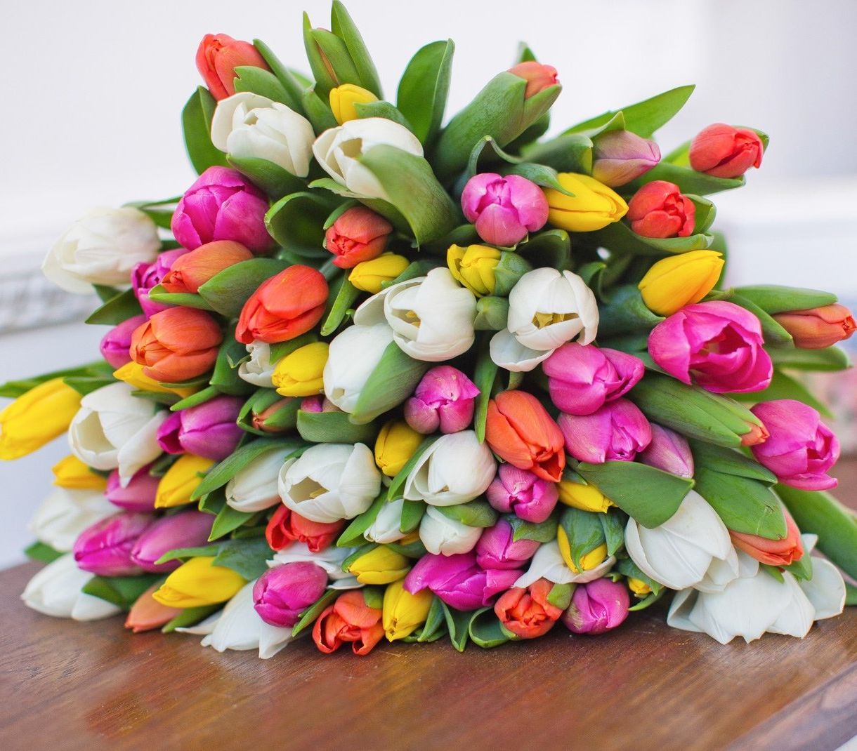 корпоративная композиция с розами и хризантемами для офиса в Прокопьевске