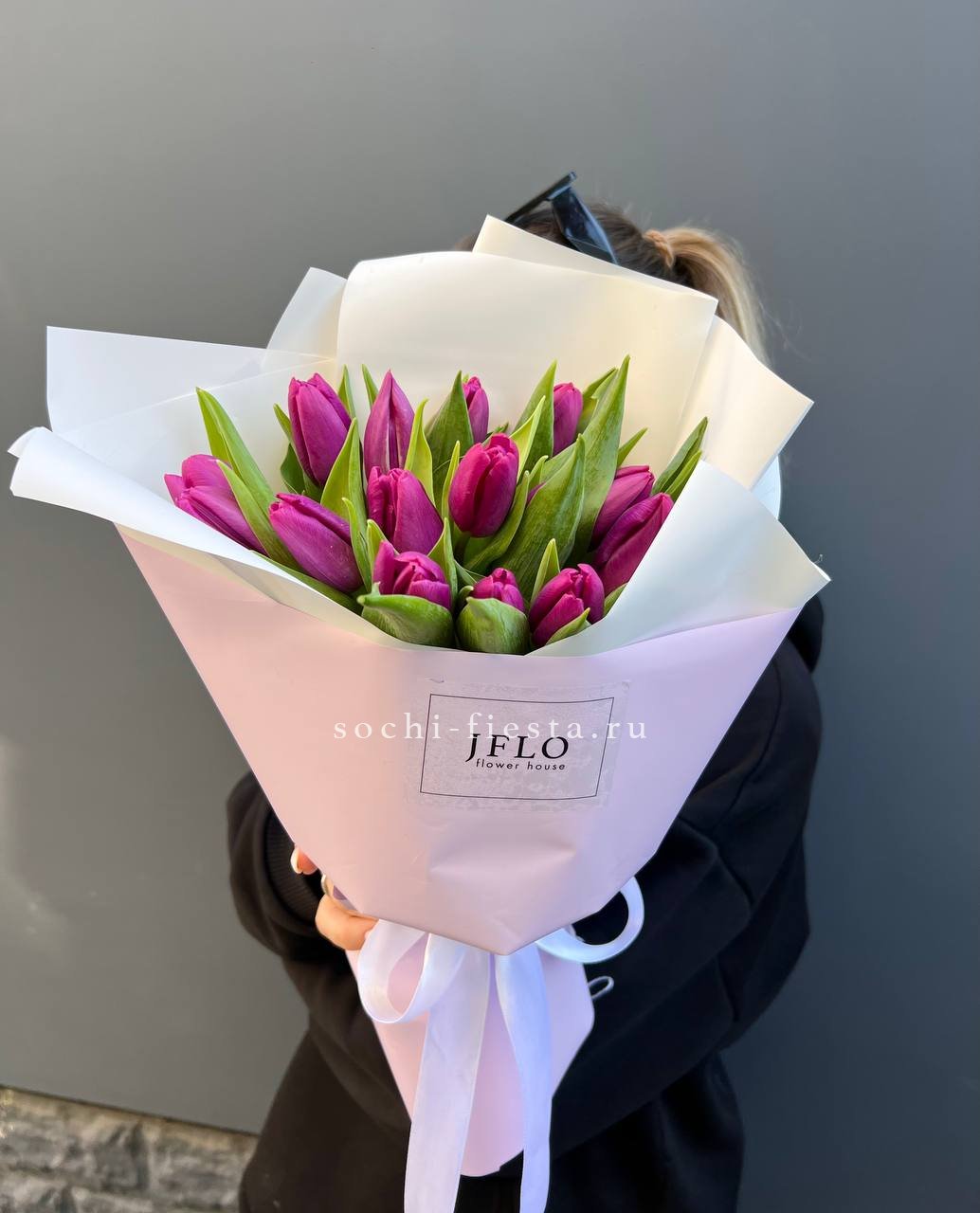 видовой каталог с розами и пионами в студии флористики в Прокопьевске