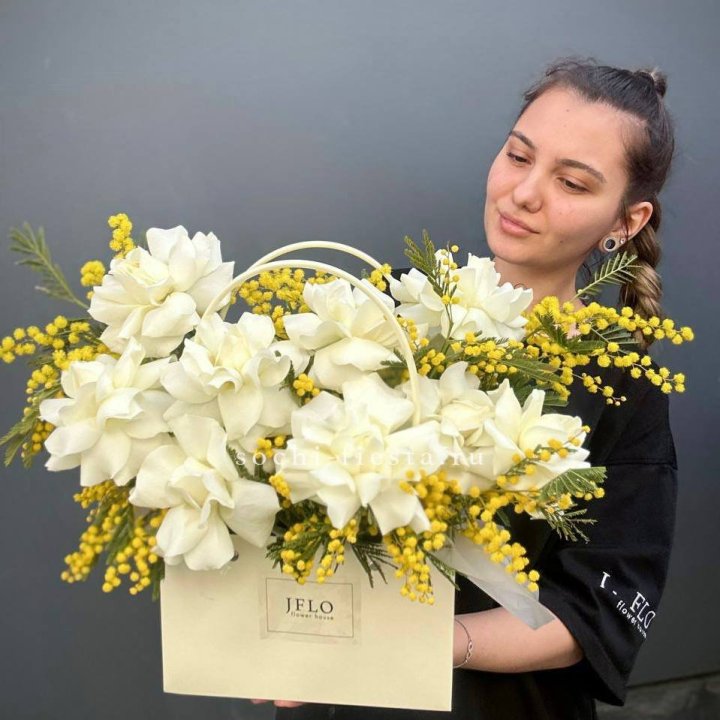 Французские Розы и мимоза  в сумочке  в Прокопьевске