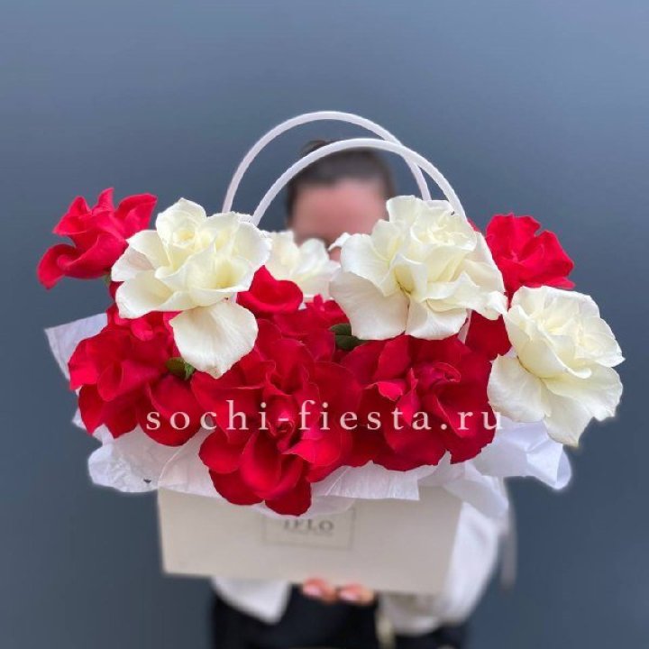 Сумочка  красных и белых роз в Прокопьевске