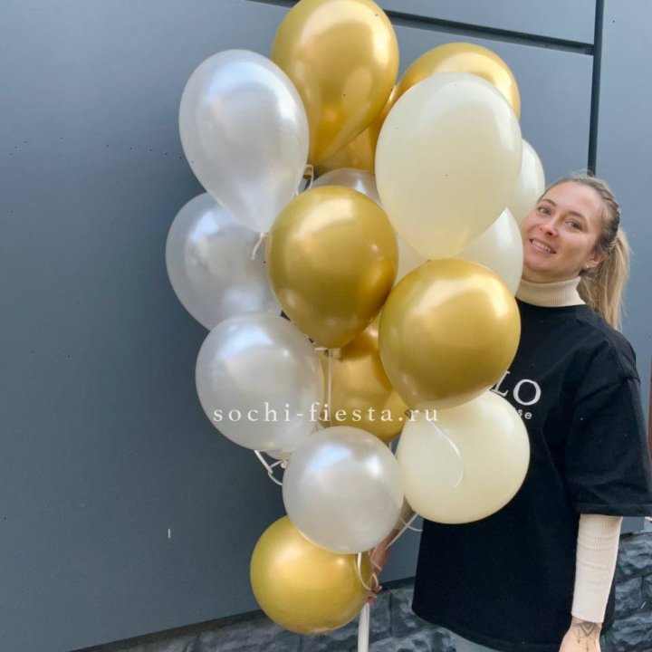 Облако шаров из белого и золотого оттенков в Прокопьевске