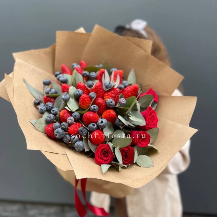Клубника и голубика с цветами в Прокопьевске