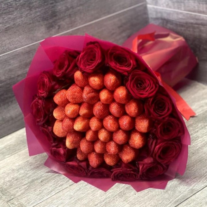 Клубничный букет с розами в Прокопьевске