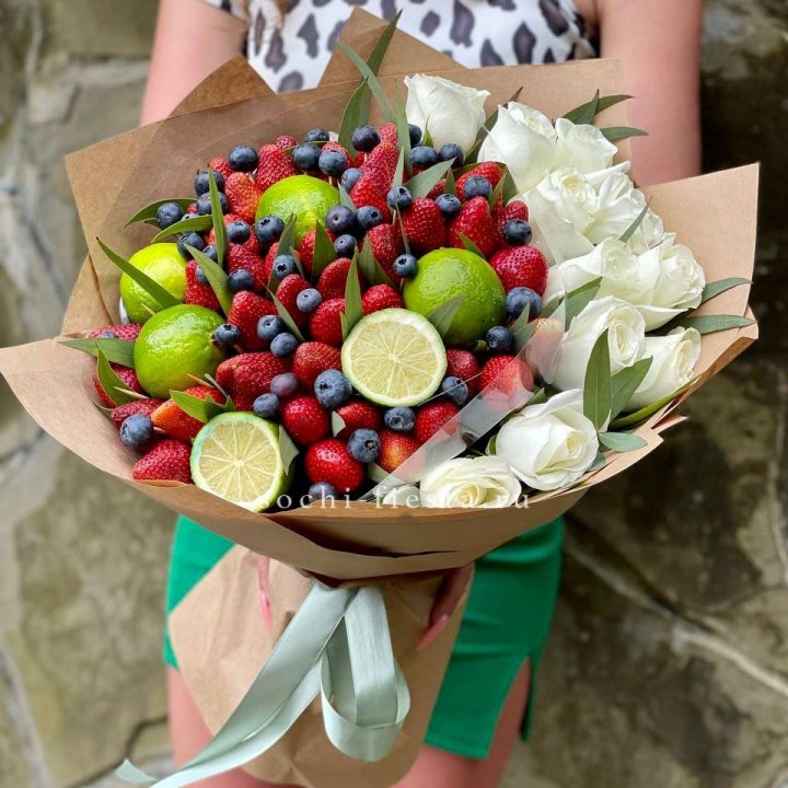 Ягодно-цитрусовый букет с розами в Прокопьевске