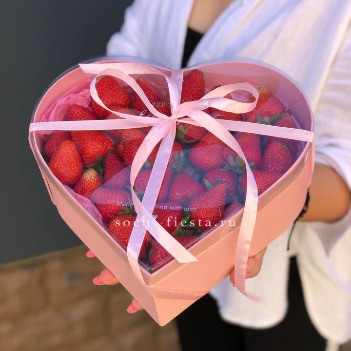 Коробочка сердце  с клубникой в Прокопьевске