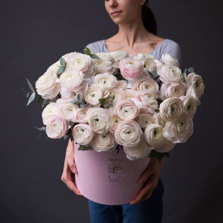 Бокс с ранункулюсами в Прокопьевске