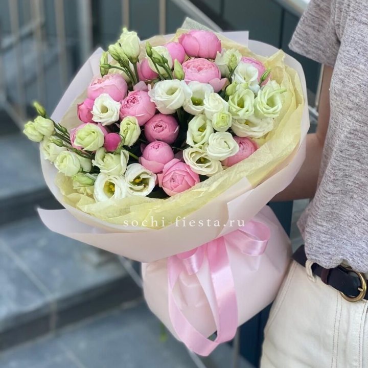 Букет кустовых роз с эустомой в Прокопьевске