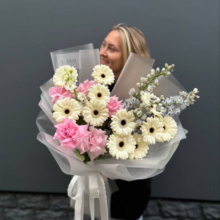 Букет роз и гербер в Прокопьевске