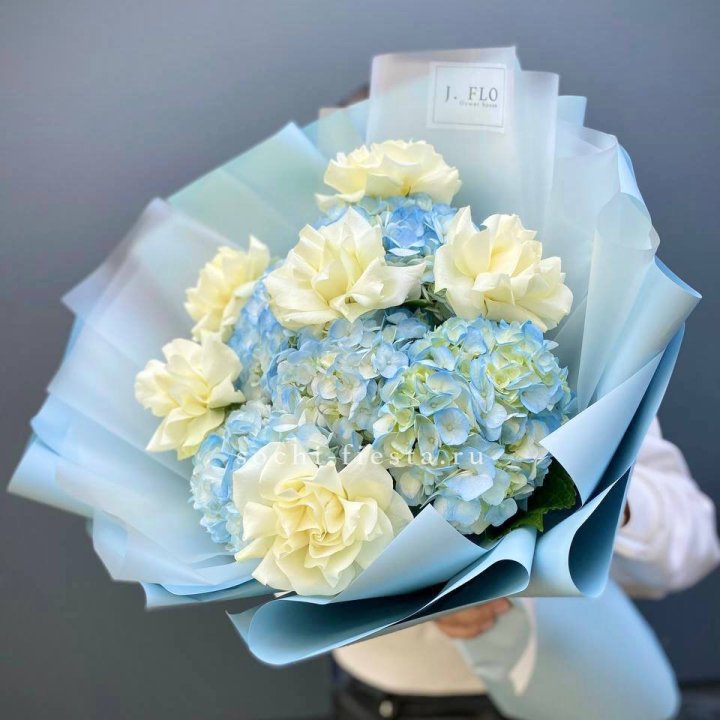  Букет из голубых гортензий и роз  в Прокопьевске
