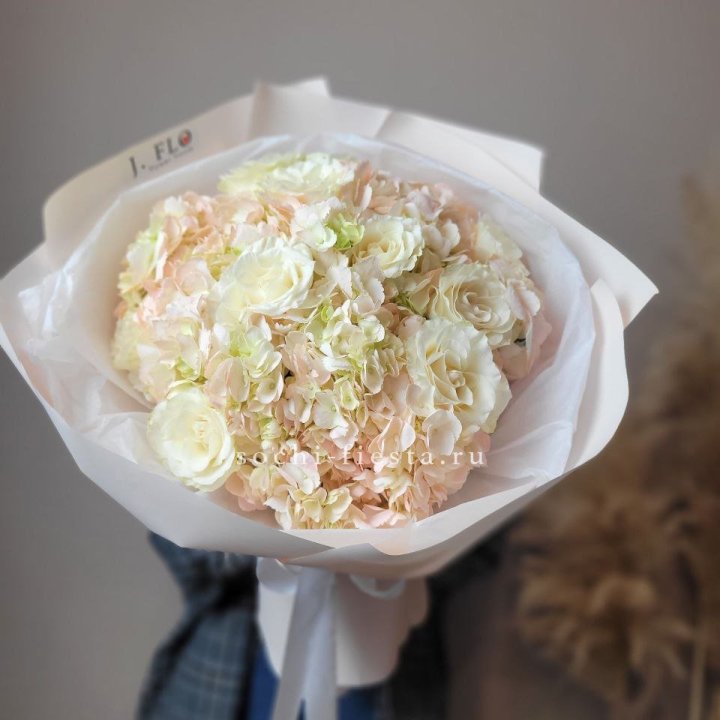  Букет гортензии и роз  в Прокопьевске