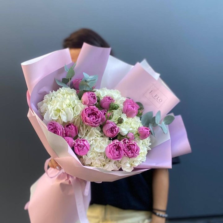 Букет белых гортензий и пионовидных роз  в Прокопьевске