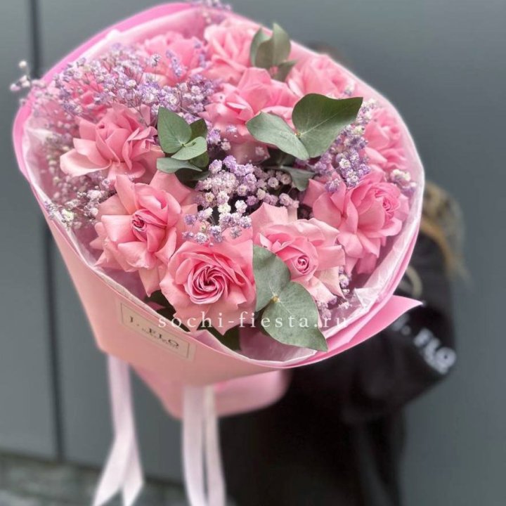 Розовые французские розы с гипсофилой в Прокопьевске