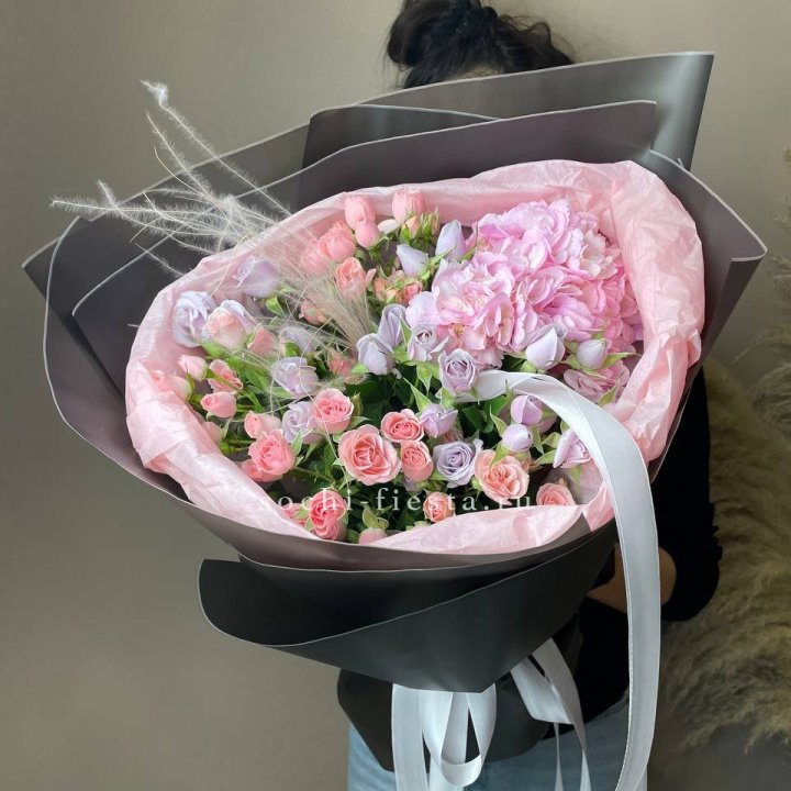  Букет гортензии и роз "Саперави" в Прокопьевске