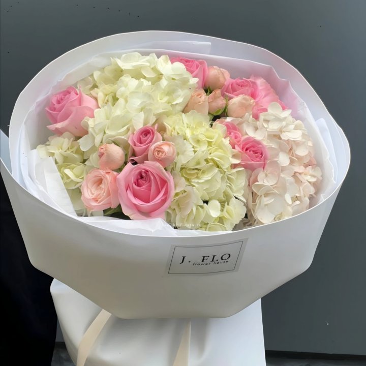  Букет гортензии и роз  "Тиамо" в Прокопьевске