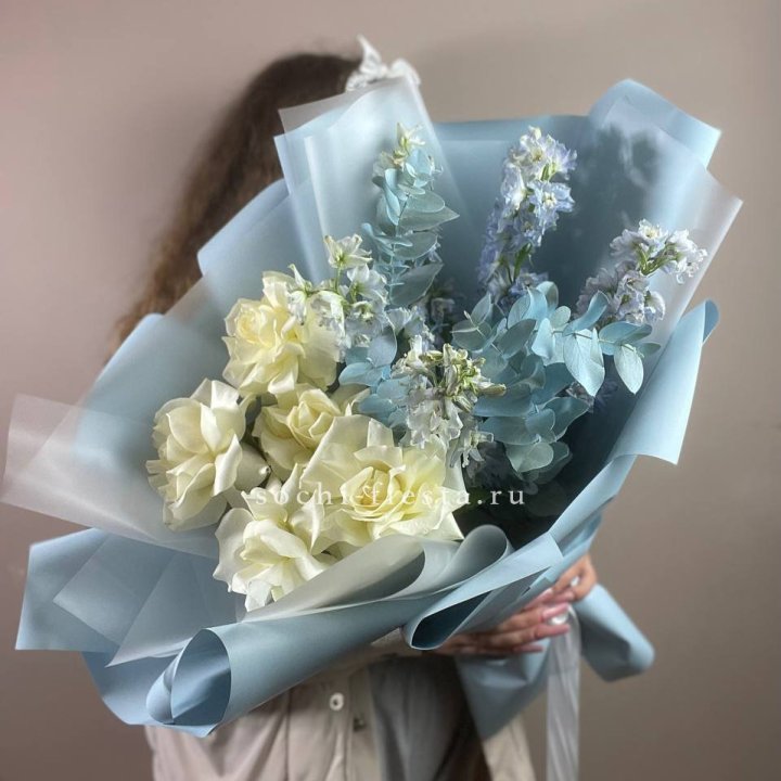Букет из белых французских роз и дельфиниума в Прокопьевске