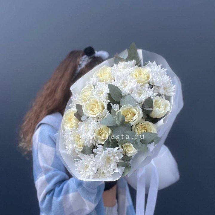  Букет белых роз с хризантемой  в Прокопьевске