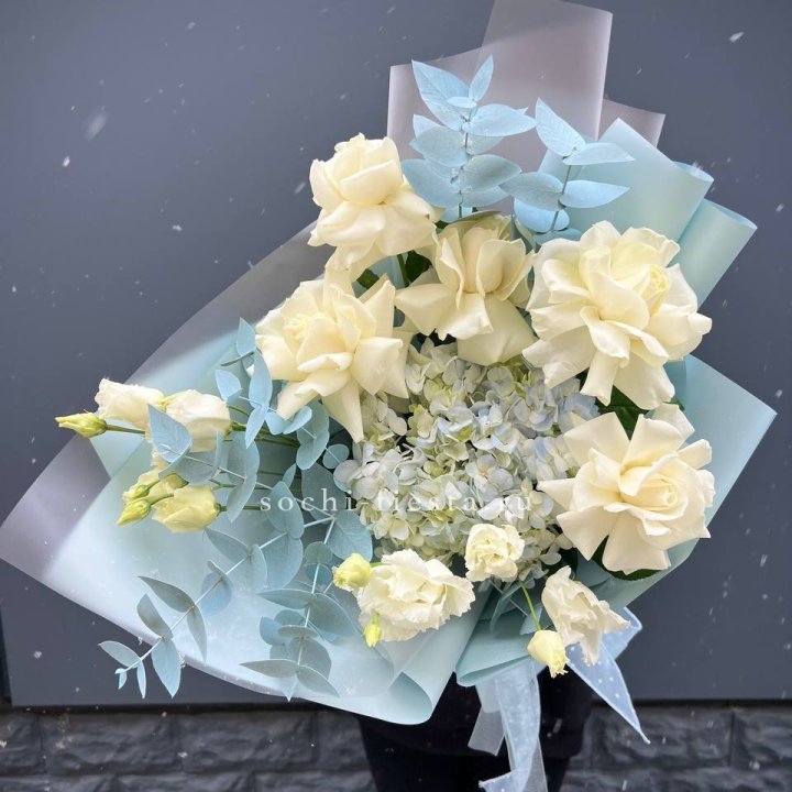 Букет с гортензией и белыми французскими розами в Прокопьевске