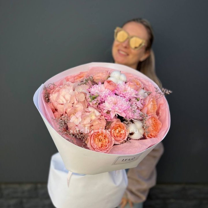 Букет гортензии и кустовых роз  в Прокопьевске