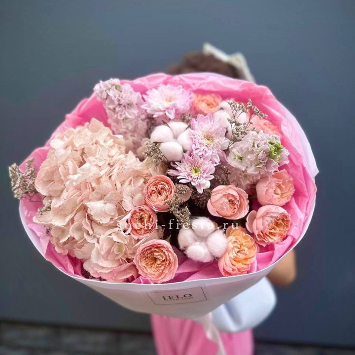 Букет гортензии и кустовых роз "Абрассо" в Прокопьевске