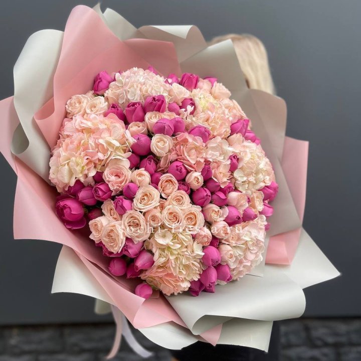 Букет кустовые розы и гортензия в Прокопьевске