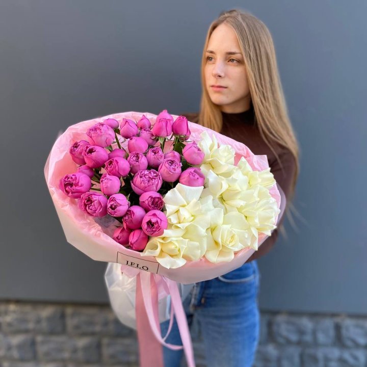 Дуо белых и кустовых роз в Прокопьевске