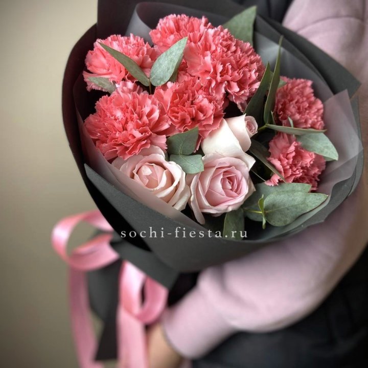 Букет из роз и диантусов "Пенелопа" в Прокопьевске