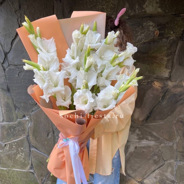 Букет белых гладиолусов  в Прокопьевске