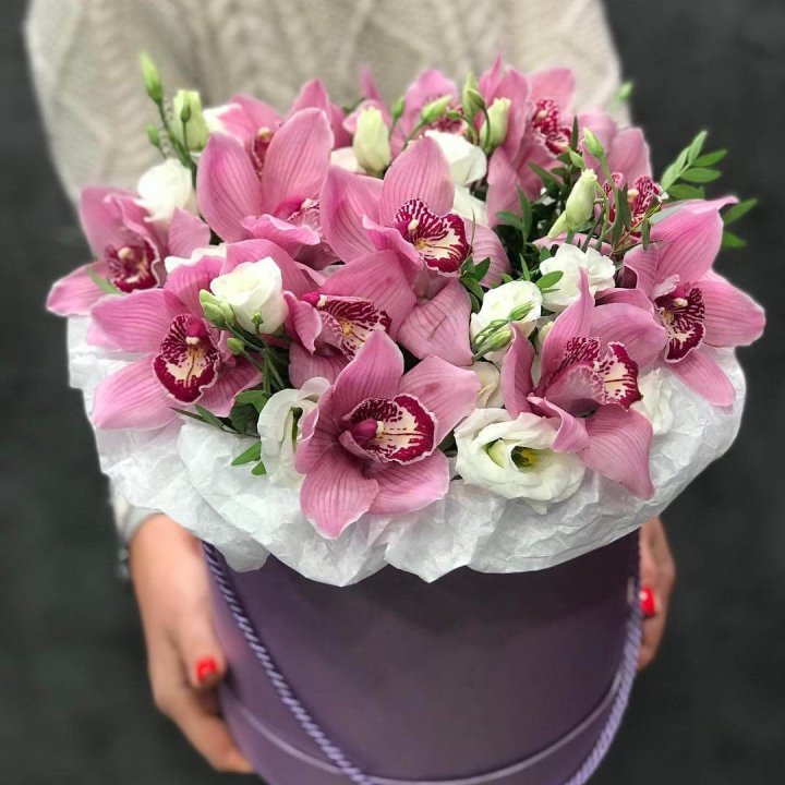 Орхидея и эустома в шляпной коробке в Прокопьевске