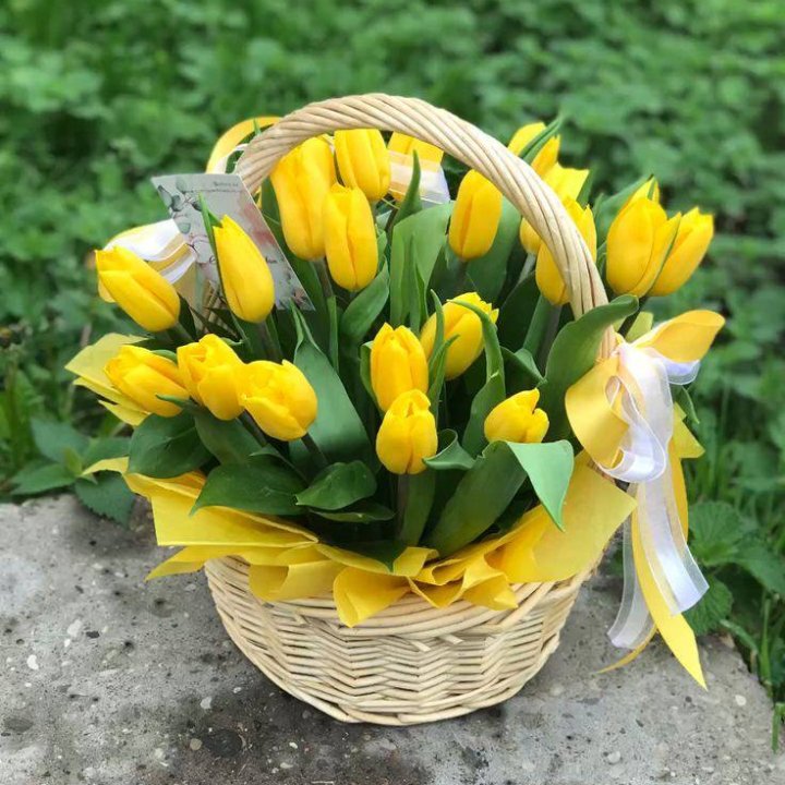 25 желтых тюльпанов в корзине в Прокопьевске