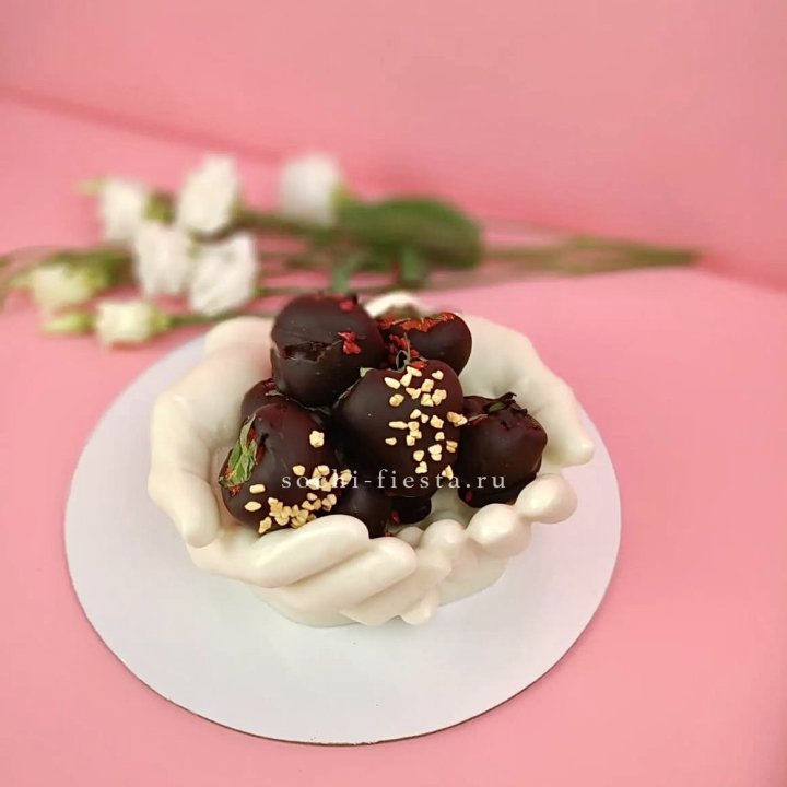 Клубника в шоколаде на шоколадных ладонях  в Прокопьевске