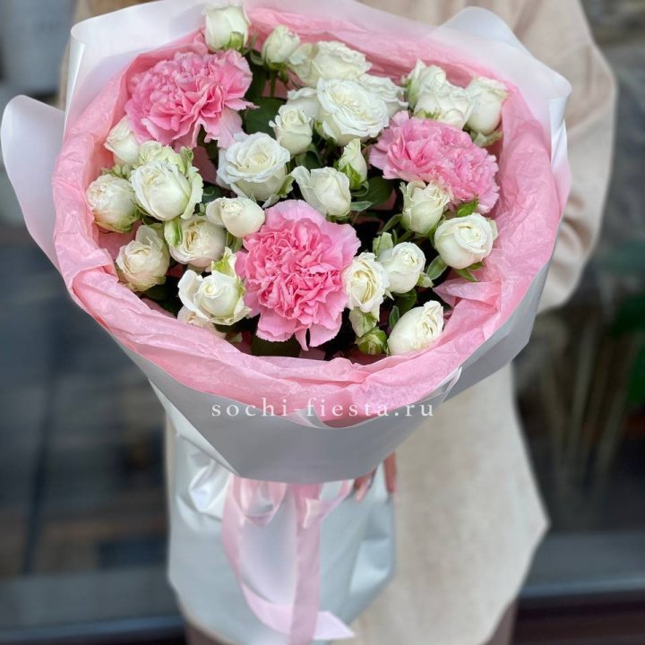 Букет розы с диантусами "Блэш" в Прокопьевске