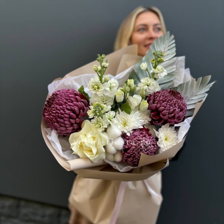 Хризантемы с маттиолой розами эустомой Чика в Прокопьевске