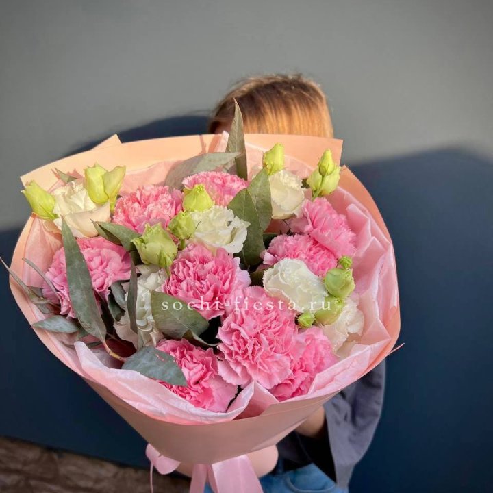 Букет гвоздик и  эустом "Сири" в Прокопьевске