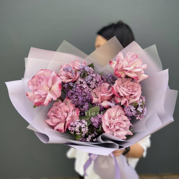 Букет из розовых роз и сирени в Прокопьевске