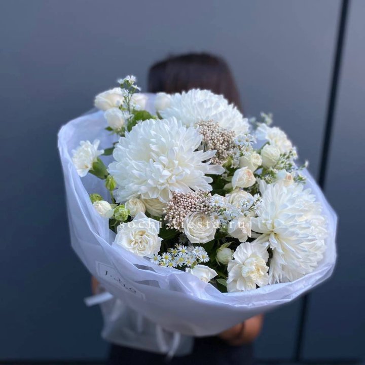 Букет хризантем и роз вайт шотс в Прокопьевске