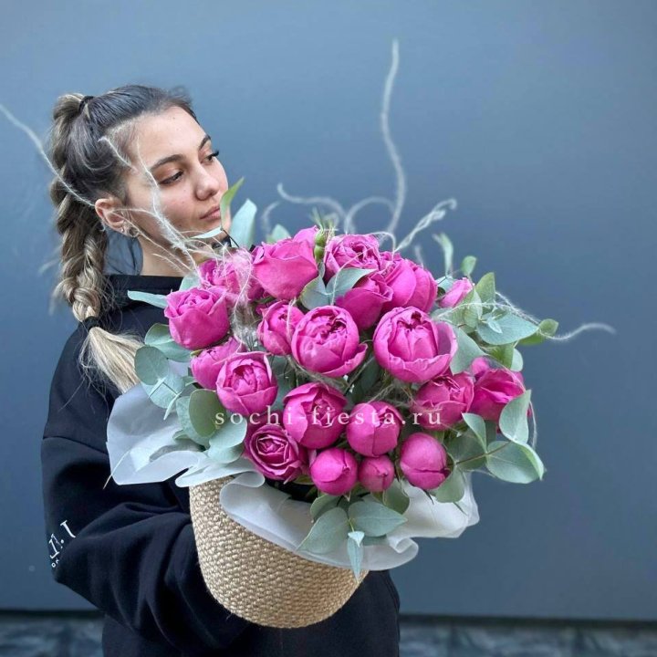 Пионовидные розы  в джутовом кашпо  в Прокопьевске