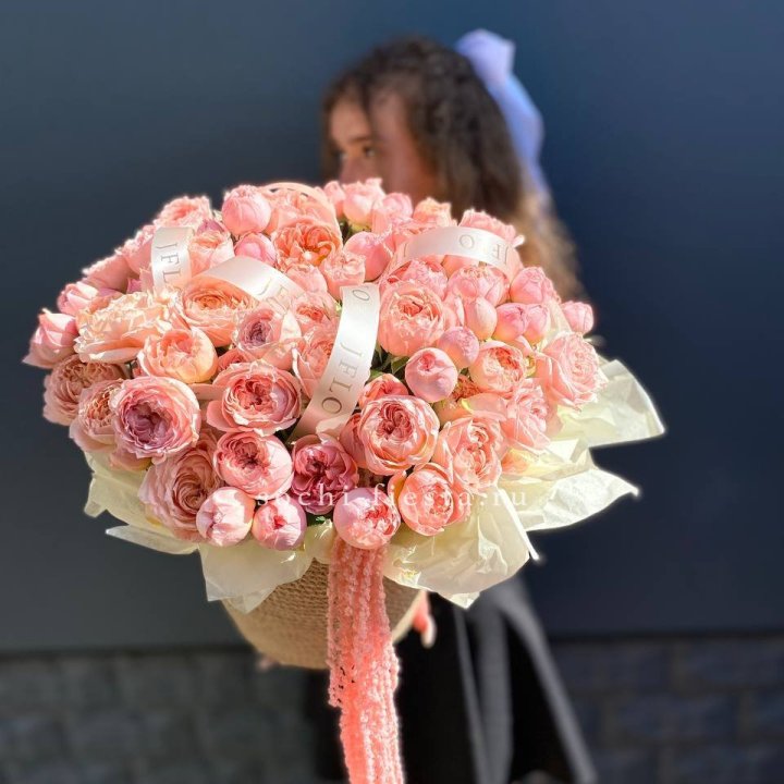 Кустовые розы Джульетта в джутовом кашпо в Прокопьевске