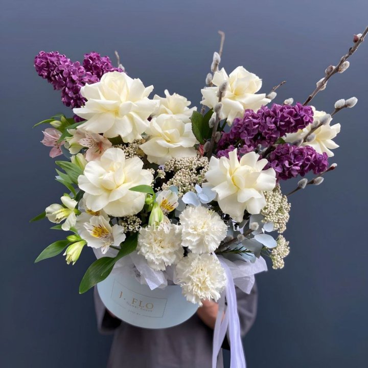 Цветочный бокс Французских роз и Сирени в Прокопьевске