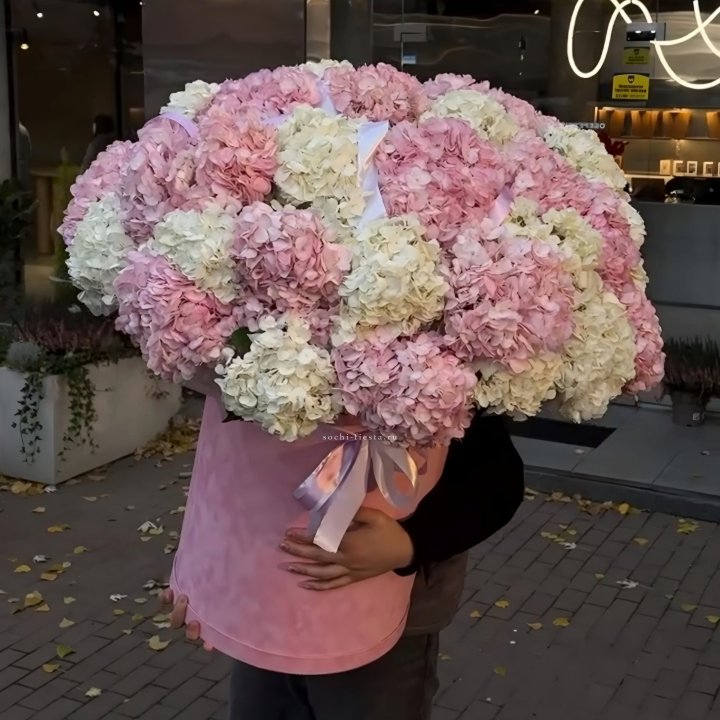 Дизайнерский цилиндр с гортензиями  в Прокопьевске
