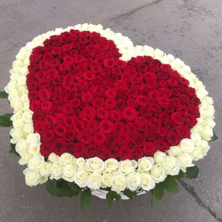 333 розы в корзине в Прокопьевске