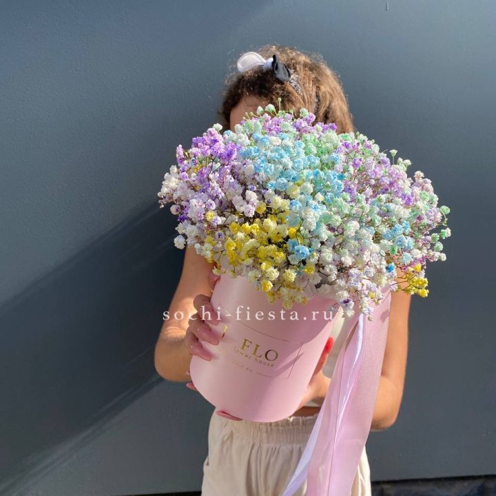 Радужные гипсофилы в шляпной коробке в Прокопьевске