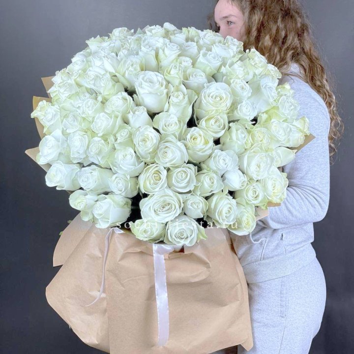 101 белая высокая импортная роза в Прокопьевске