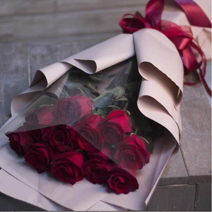 11 голландских роз в оформлении в Прокопьевске
