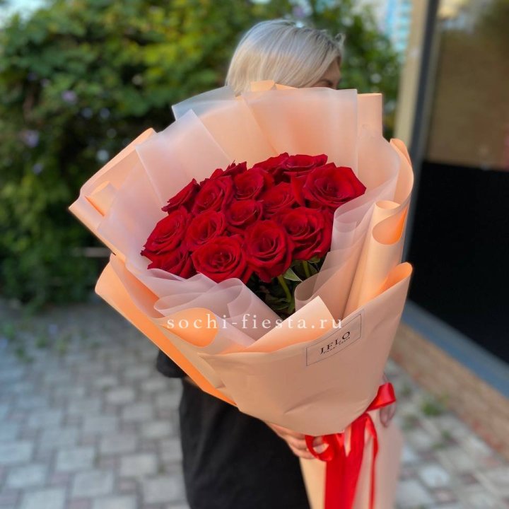 15 голландских роз в оформлении в Прокопьевске