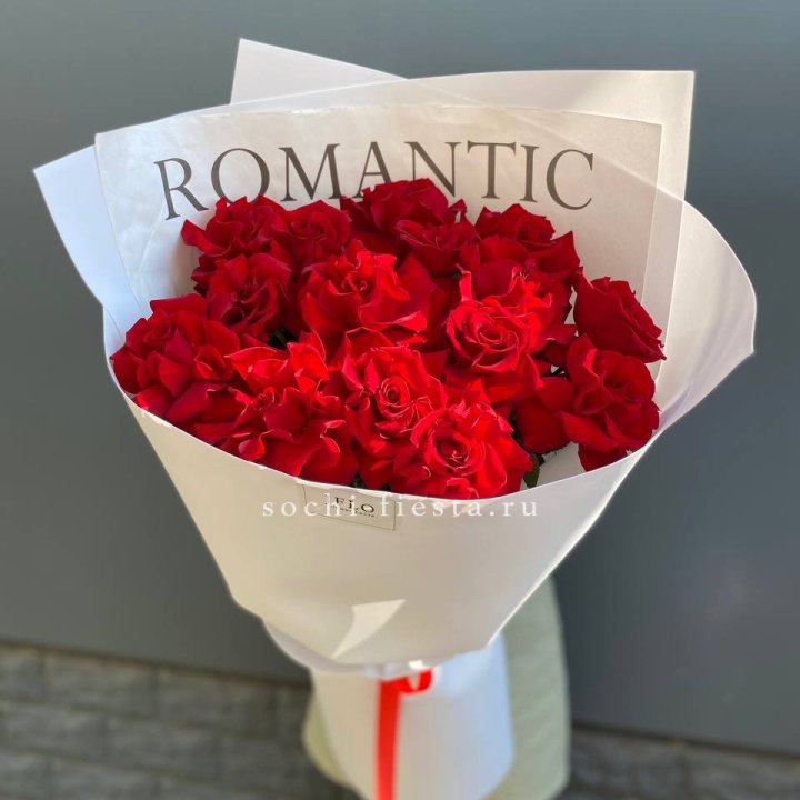 19 высоких роз в оформлении в Прокопьевске