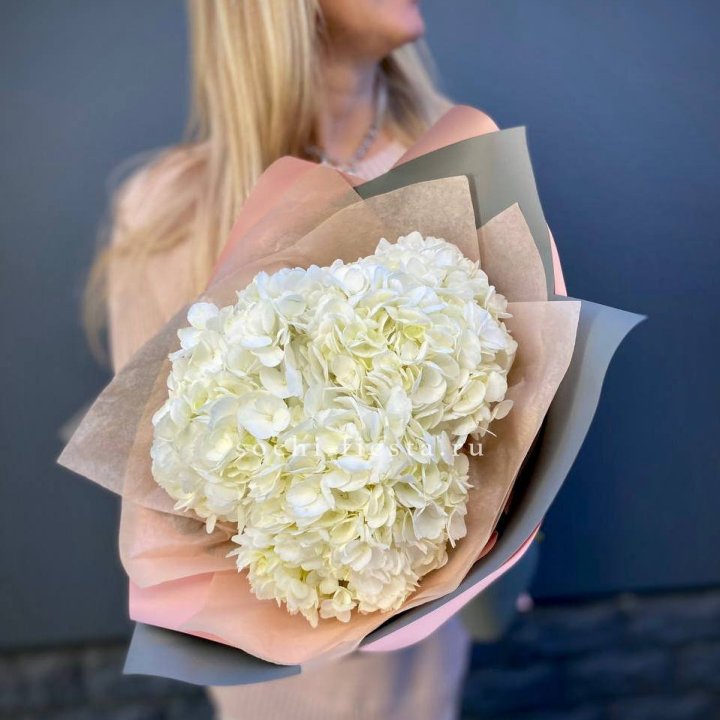 Букет из трёх белых гортензий в Прокопьевске