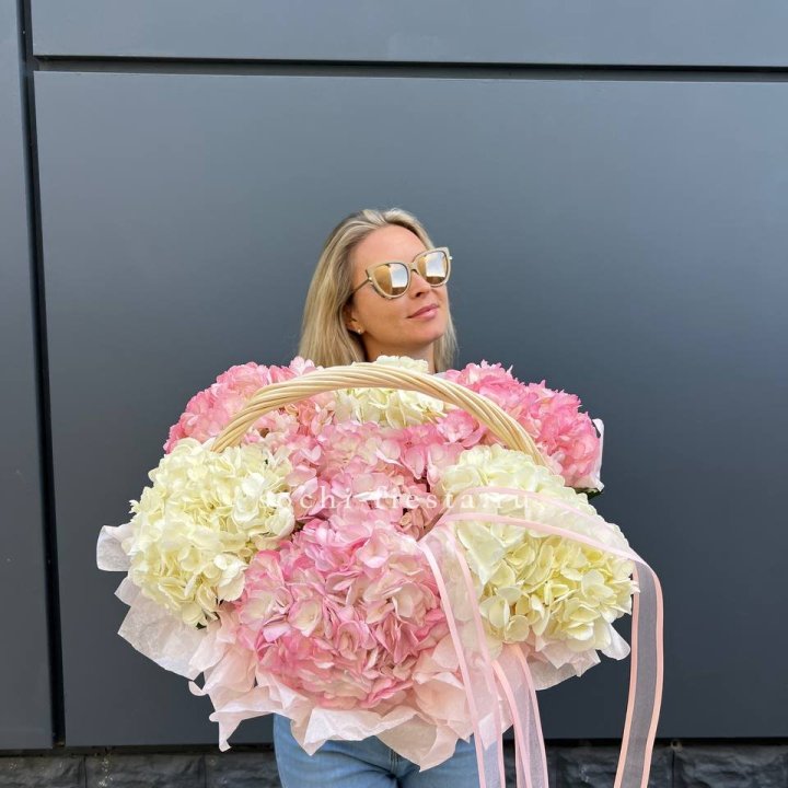 7 гортензий в корзине в Прокопьевске