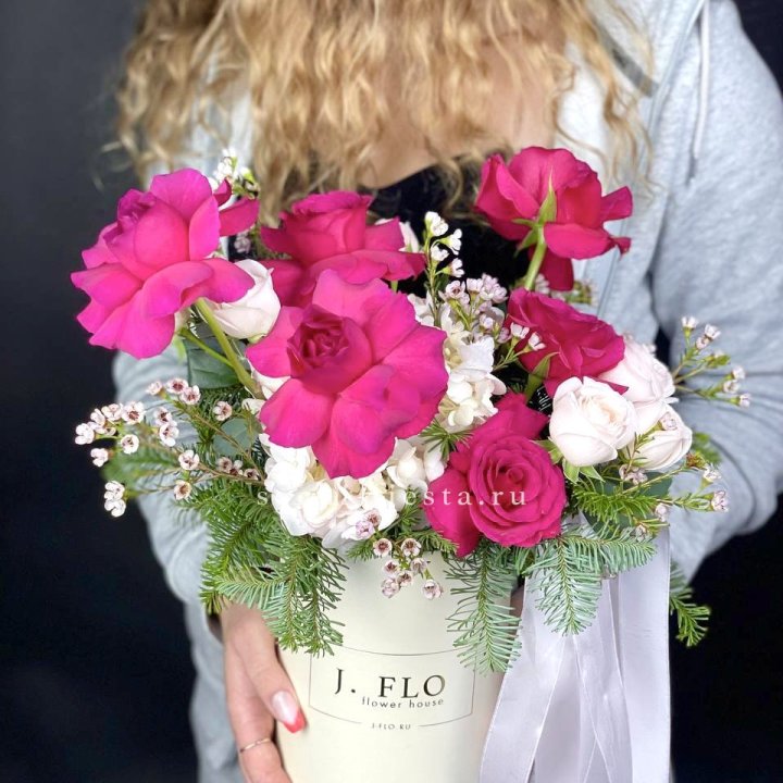 Новогодняя композиция в коробке пинк розе в Прокопьевске